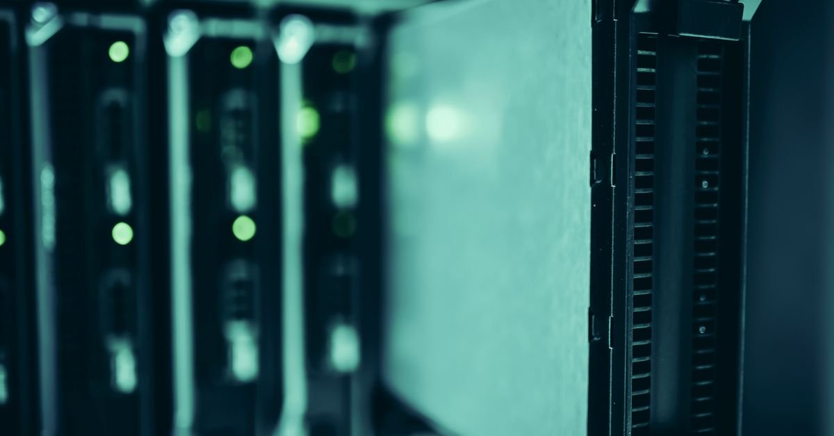 Racks de servidores em um data center, em close