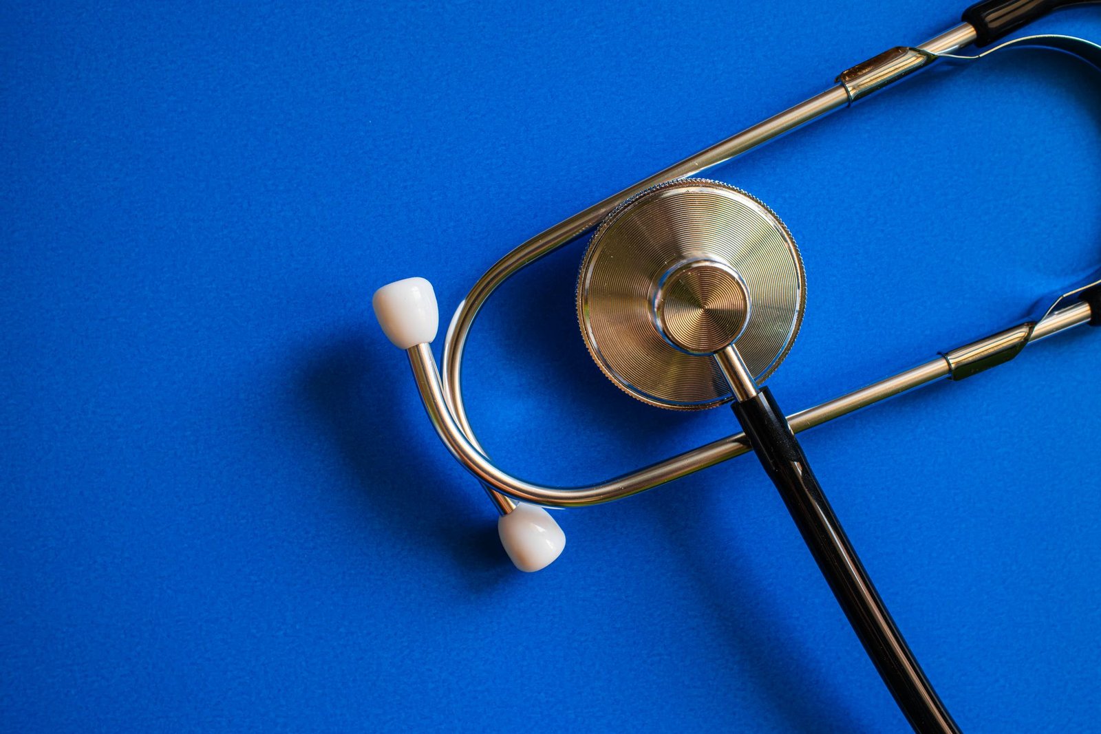 Estetoscópio sobre fundo azul, símbolo de equipamento médico