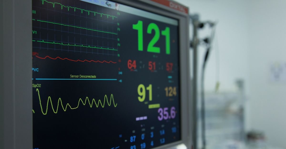 Monitor de sinais vitais em unidade de terapia intensiva