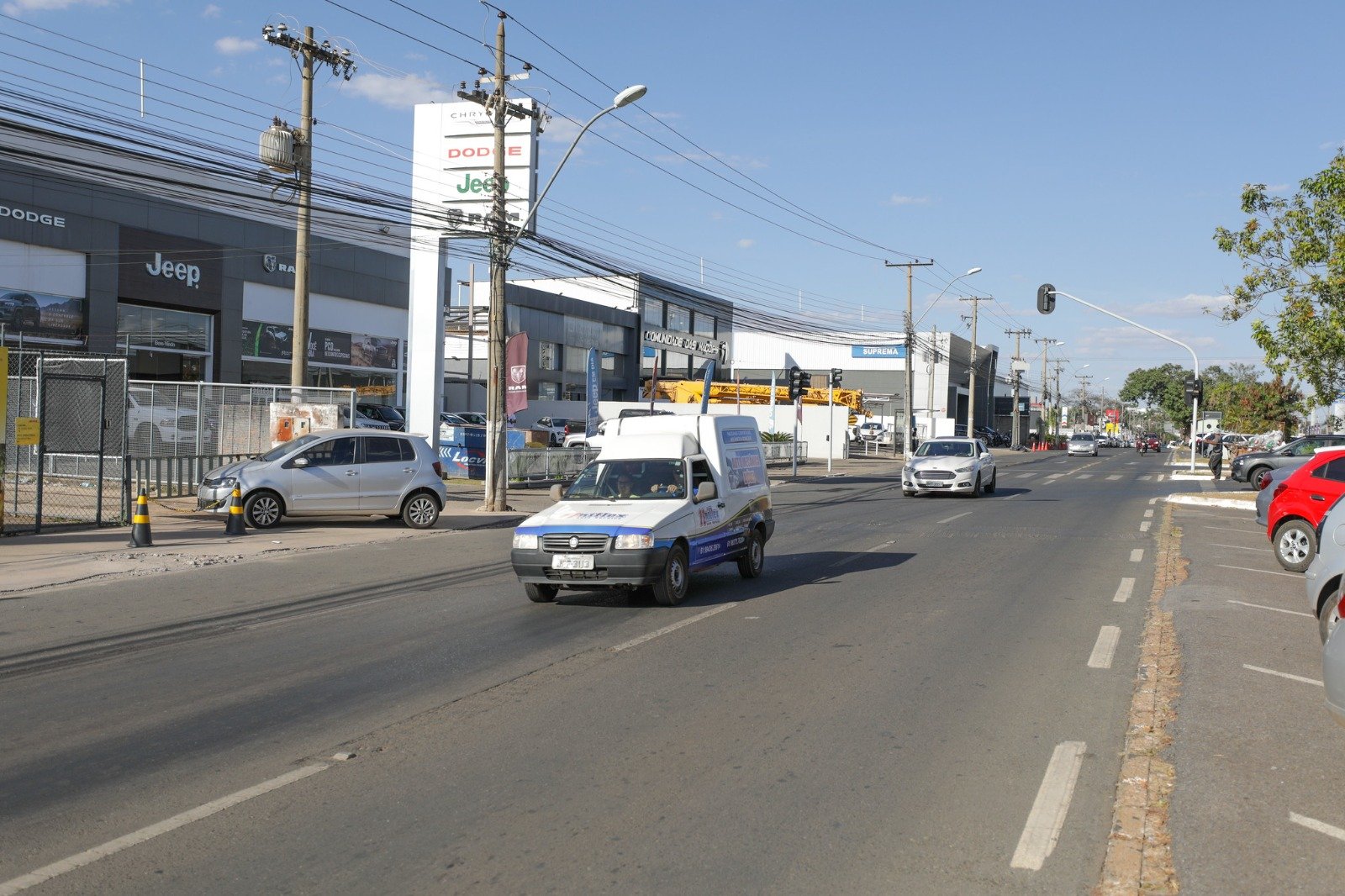 Via do Setor de Indústria e Abastecimento (SIA), em Brasília, com carros e lojas às margens