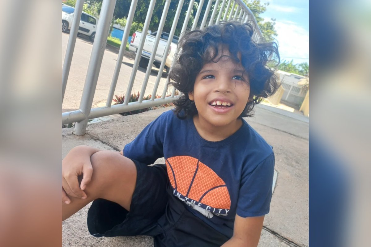 Criança sendo atendida em unidade de saúde pediátrica