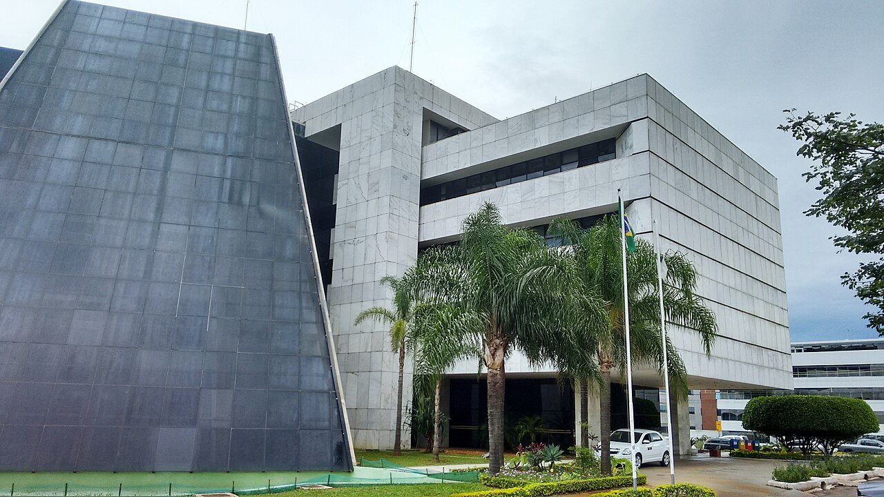 Fachada da sede do Tribunal Regional Eleitoral do Distrito Federal, em Brasília, com bandeira do Brasil hasteada