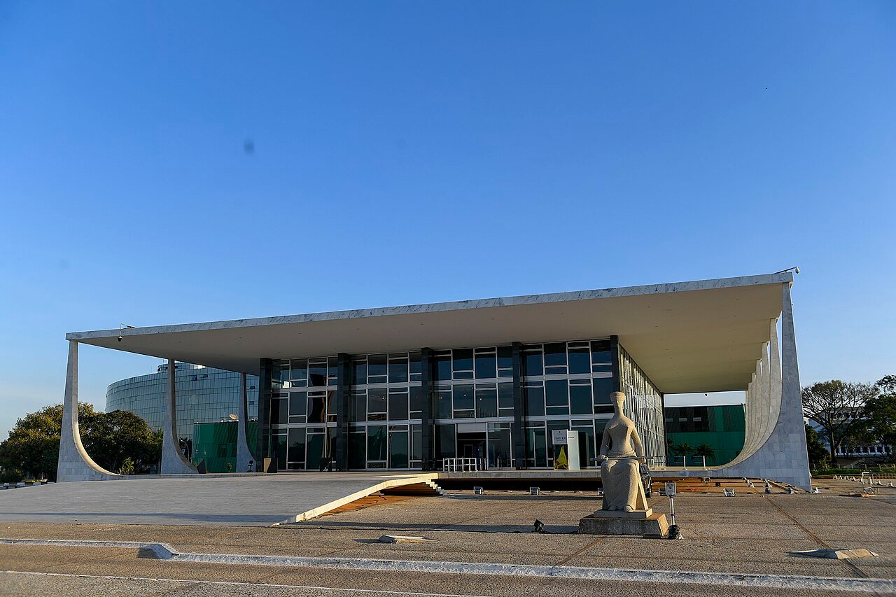 Fachada do edifício sede do Supremo Tribunal Federal, em Brasília, com a estátua da Justiça à direita