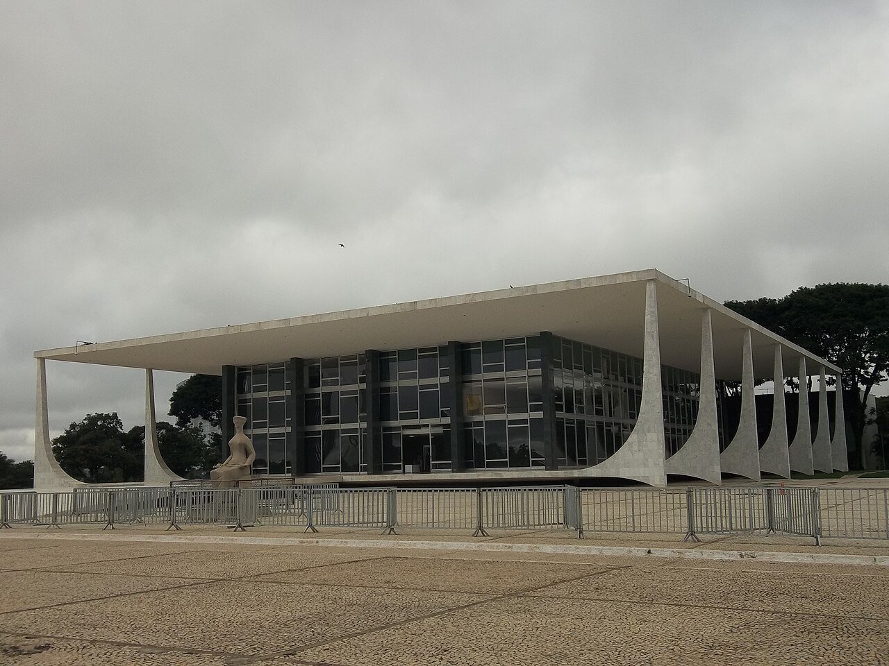 Fachada do edifício sede do Supremo Tribunal Federal, em Brasília, com a estátua da Justiça à esquerda