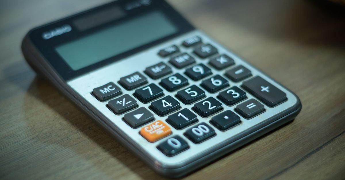 Calculadora sobre mesa de madeira