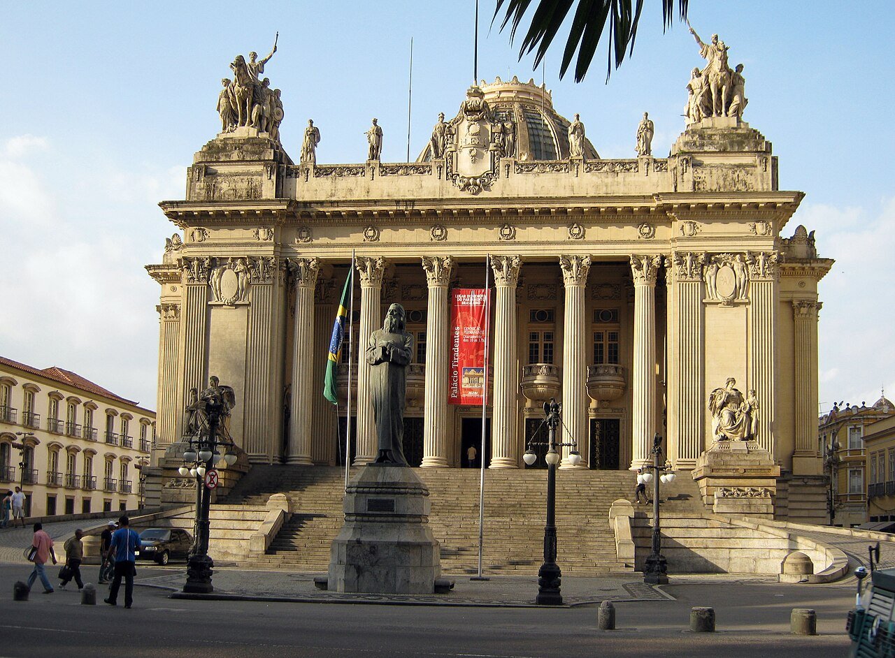 Fachada do Palácio Tiradentes, sede da Assembleia Legislativa do Rio de Janeiro, com bandeira do Brasil hasteada