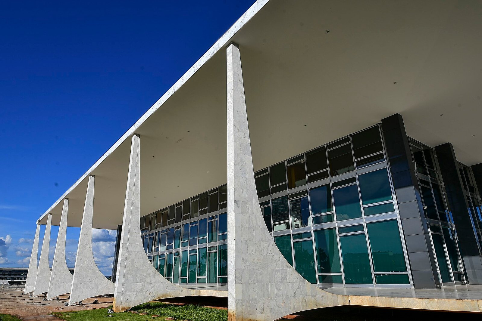 Fachada do Supremo Tribunal Federal, em Brasília, com as colunas de mármore
