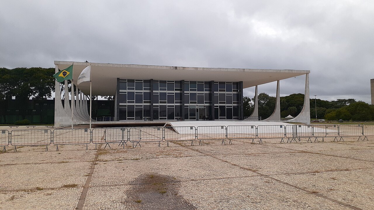 Fachada do edifício-sede do Supremo Tribunal Federal, em Brasília, com a bandeira do Brasil hasteada