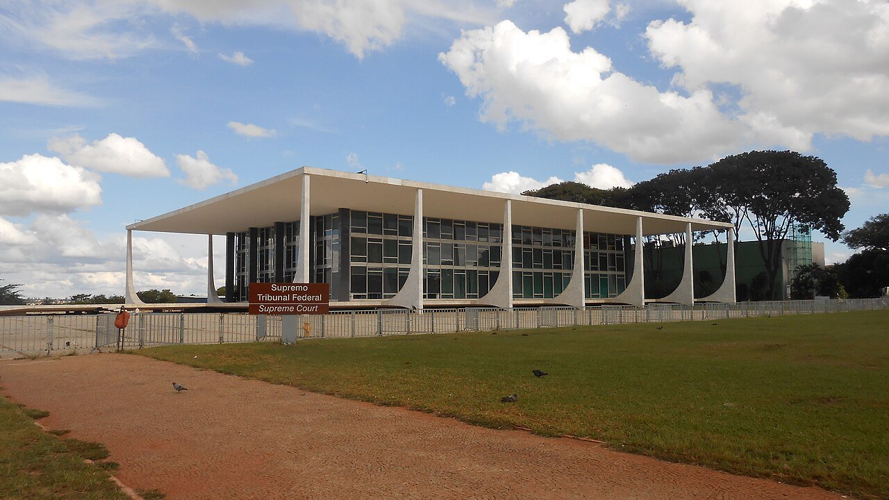 Fachada do edifício do Supremo Tribunal Federal, em Brasília, com a placa de identificação do tribunal em primeiro plano