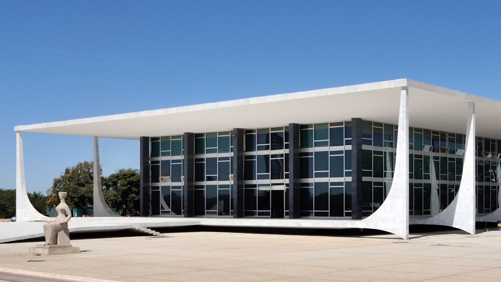 Fachada do edifício do Supremo Tribunal Federal, em Brasília, com a escultura A Justiça em primeiro plano