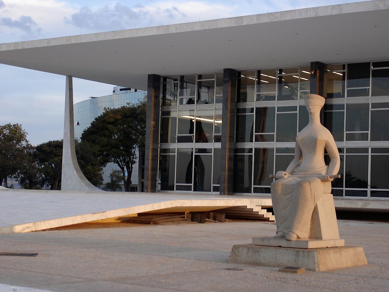 Fachada do Supremo Tribunal Federal, em Brasília, com a escultura A Justiça em primeiro plano