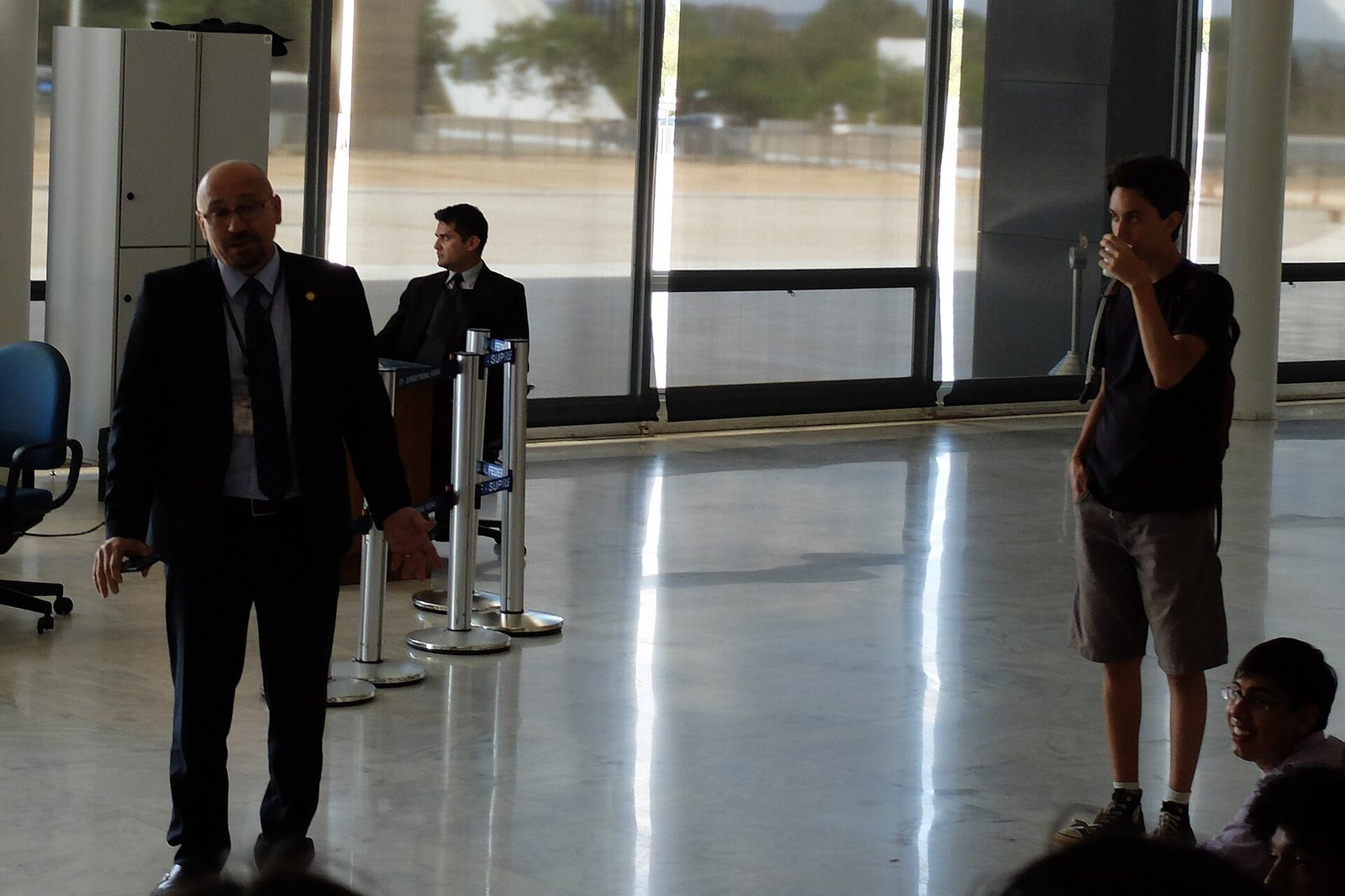 Hall de entrada do Supremo Tribunal Federal, em Brasília, com fitas de organização de fila