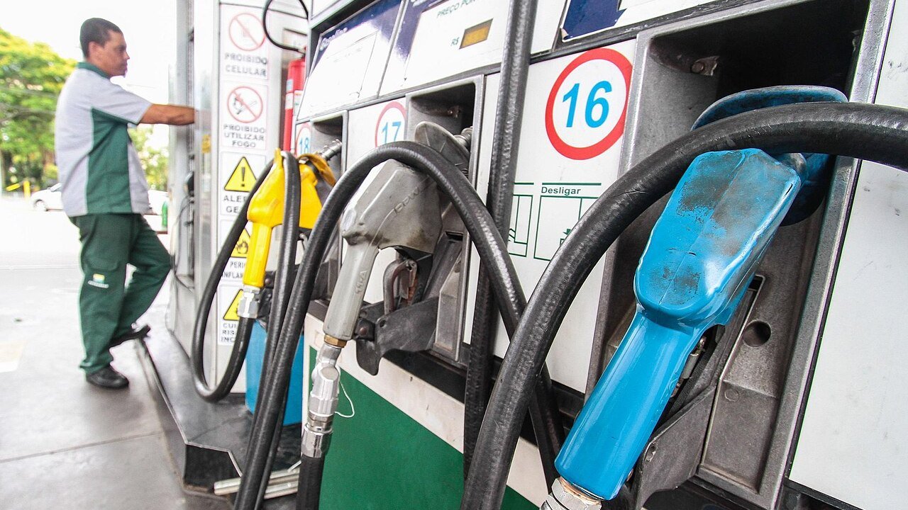 Bombas de combustível com preço por litro em posto no Brasil