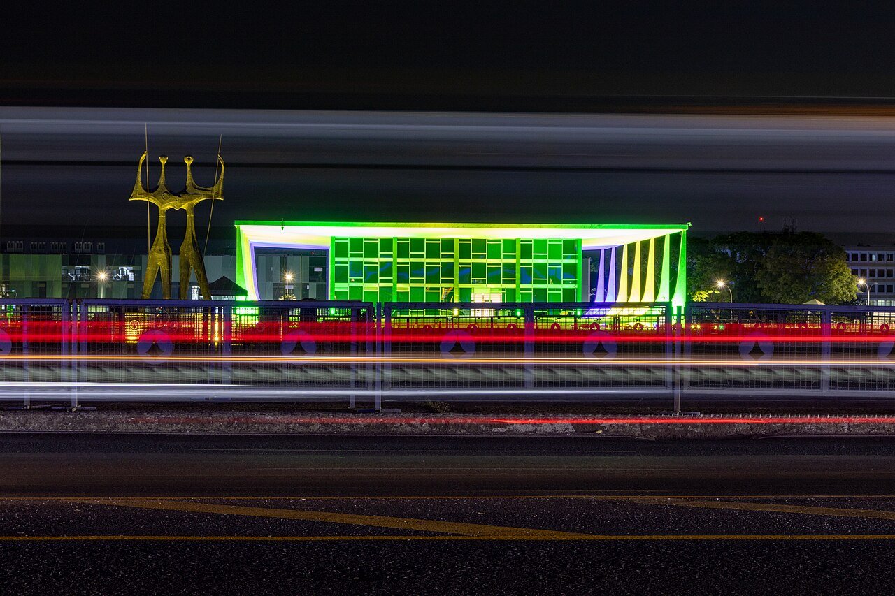Palácio do Supremo Tribunal Federal iluminado à noite, na Praça dos Três Poderes, em Brasília