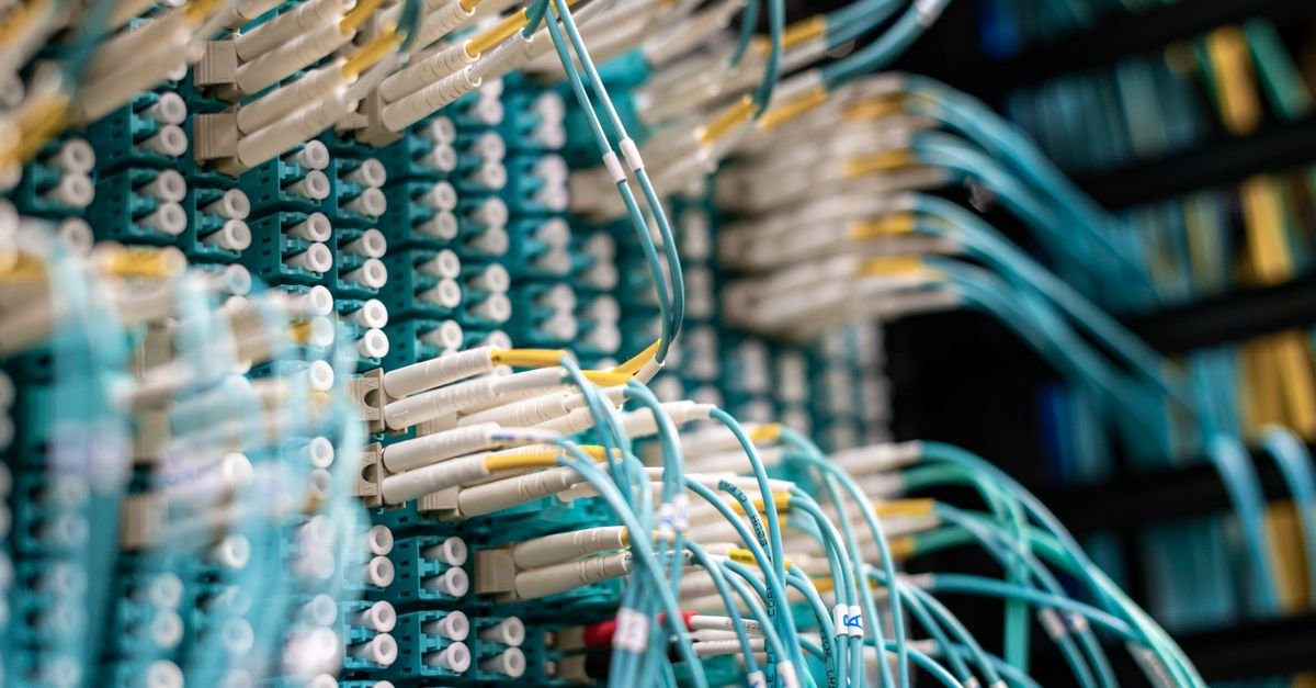 Cabos de fibra óptica conectados em painel de data center