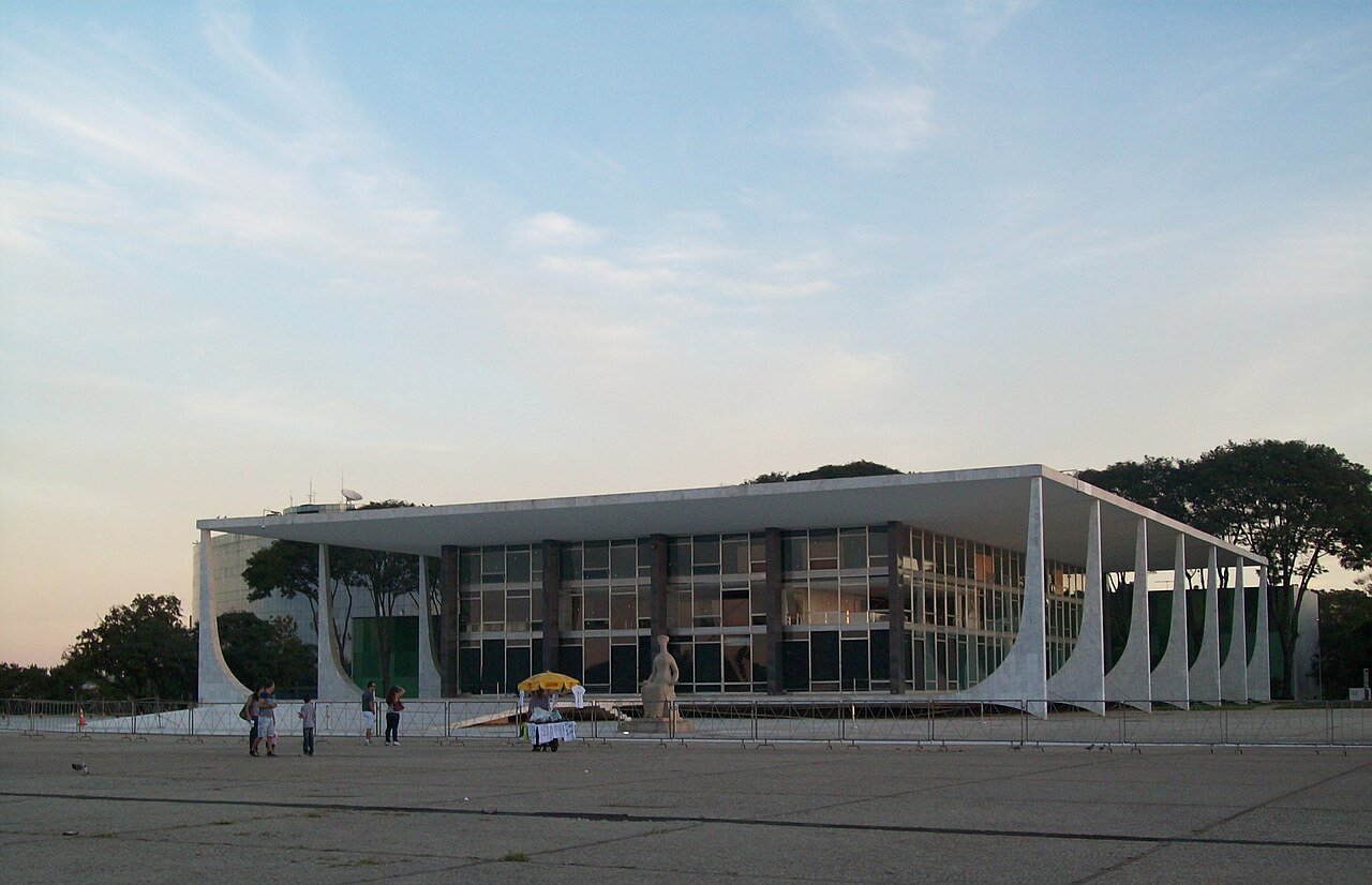 Fachada do edifício-sede do Supremo Tribunal Federal, na Praça dos Três Poderes, em Brasília, ao fim da tarde
