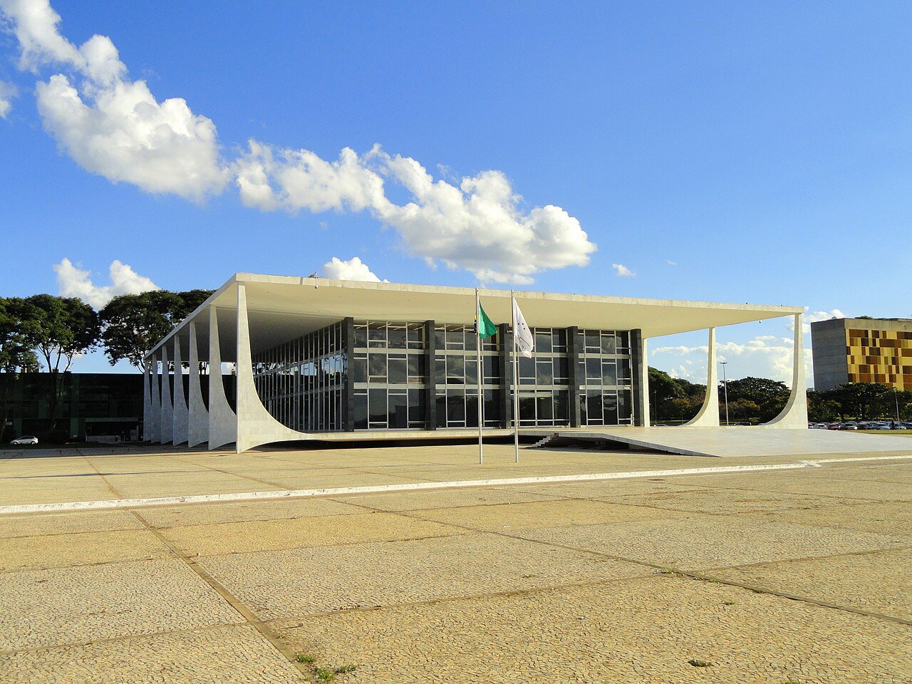 Fachada do Supremo Tribunal Federal com as bandeiras do Brasil e do tribunal hasteadas