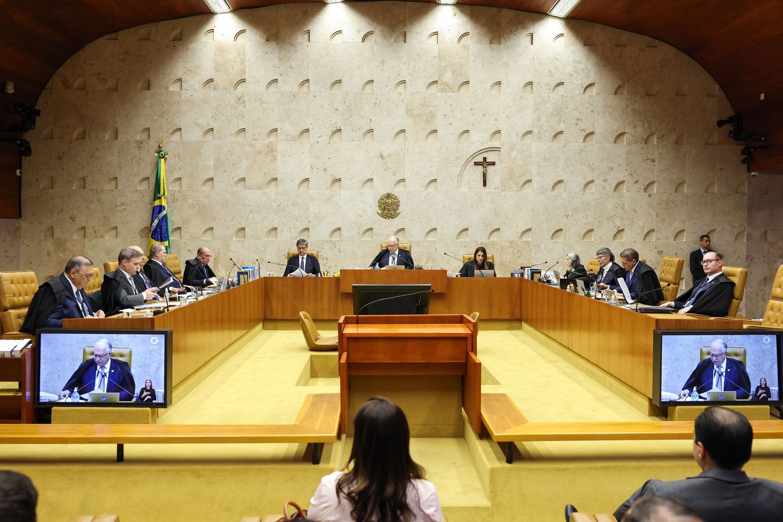 Ministros do STF durante sessao plenaria extraordinaria no plenario da Corte, em Brasilia