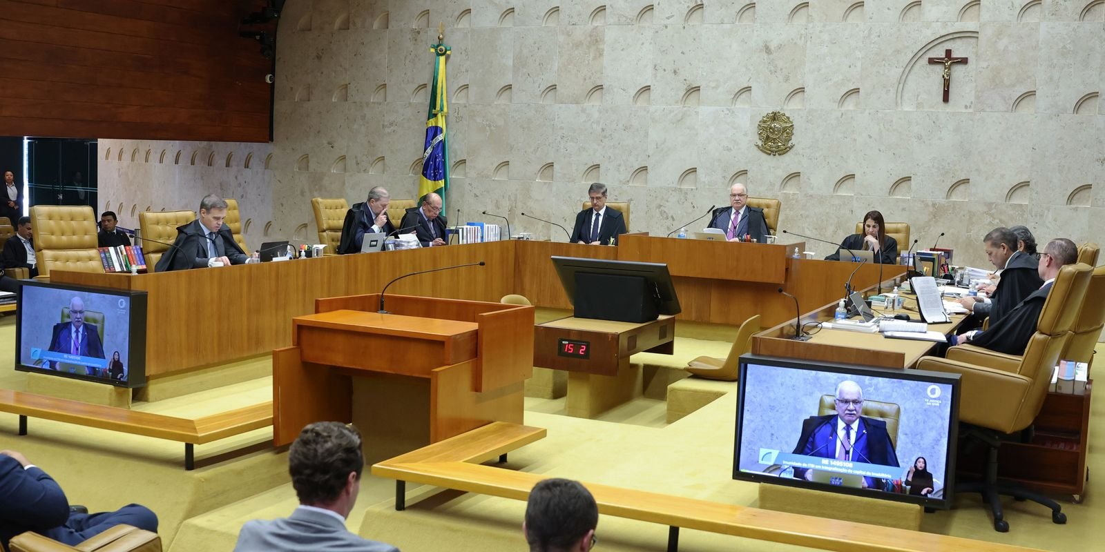 Plenário do Supremo Tribunal Federal durante sessão, com ministros em seus lugares e o presidente da Corte ao centro
