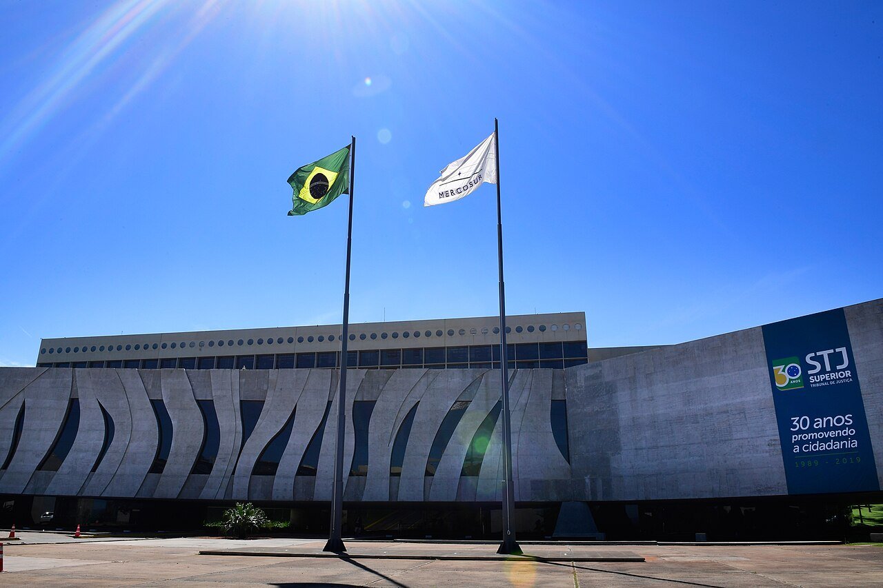 Fachada do edifício-sede do Superior Tribunal de Justiça, em Brasília, com as bandeiras do Brasil e do Mercosul