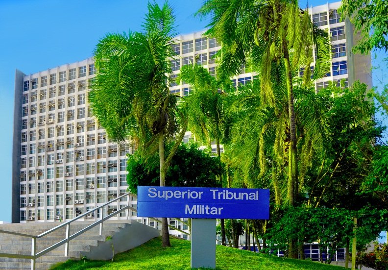 Placa azul com a inscrição Superior Tribunal Militar em frente ao edifício-sede do tribunal, em Brasília