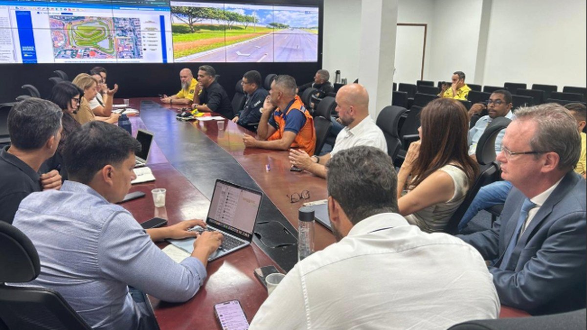 Reunião de órgãos de segurança na Sala de Integração da Secretaria de Segurança Pública do DF com mapa do autódromo projetado