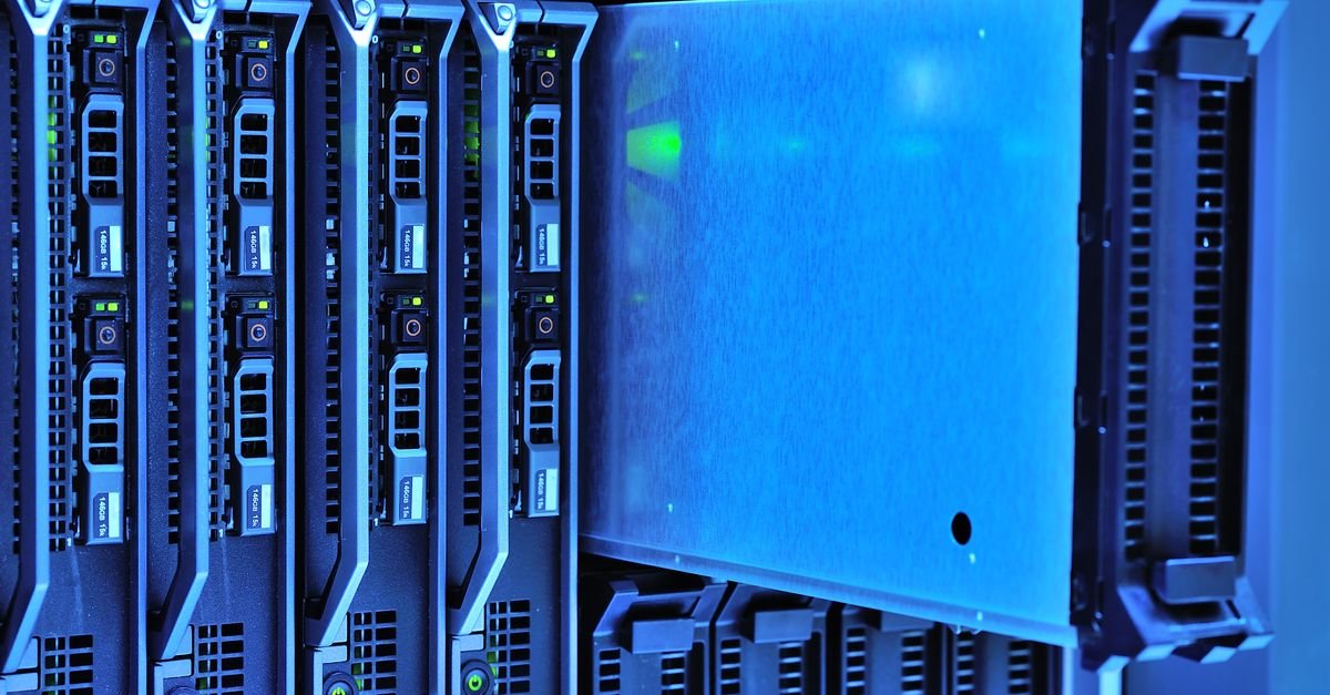 Racks de servidores de um data center iluminados por luz azul