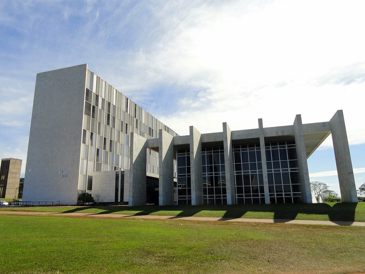 Fachada do edifício do Tribunal de Contas do Distrito Federal, em Brasília, com a sigla TCDF na parede