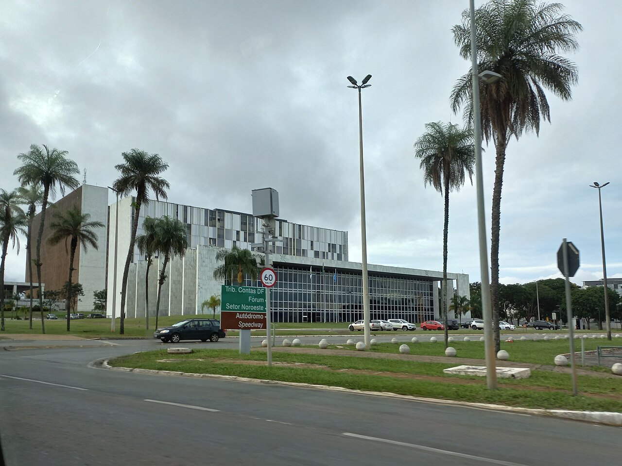 Sede do Tribunal de Contas do Distrito Federal, em Brasília, com placa de sinalização na via