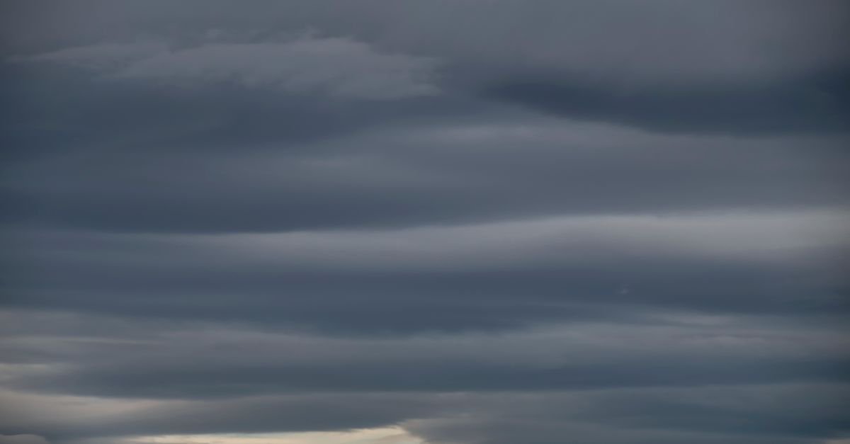 Céu tomado por nuvens carregadas escuras antes de temporal