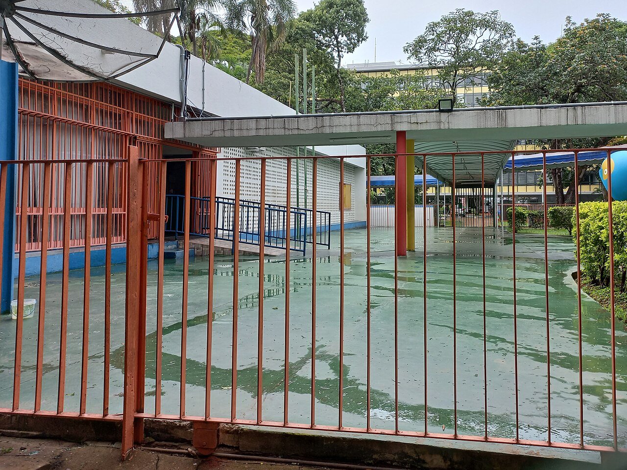 Pátio de escola pública em Brasília visto do portão gradeado