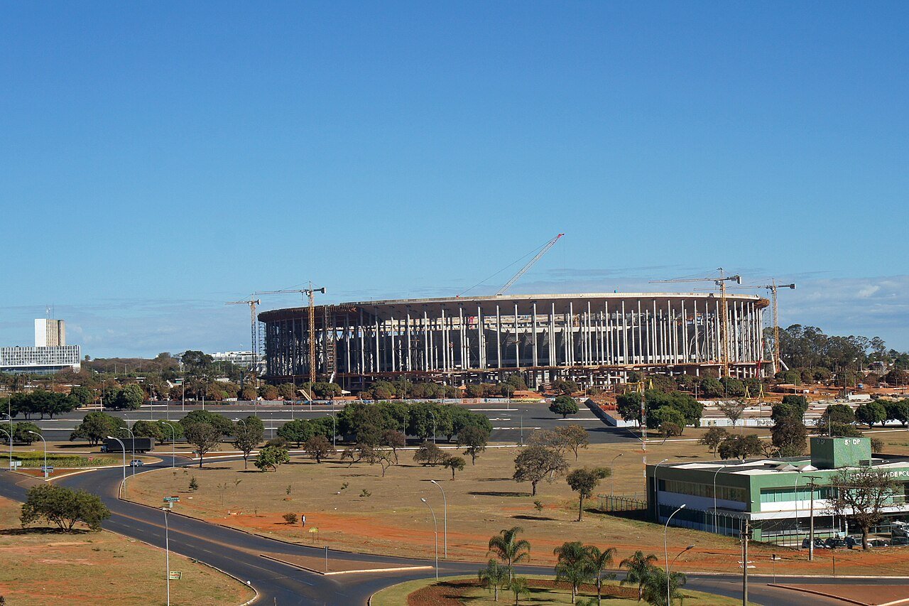 Estádio Nacional Mané Garrincha em obras, com guindastes ao redor da estrutura
