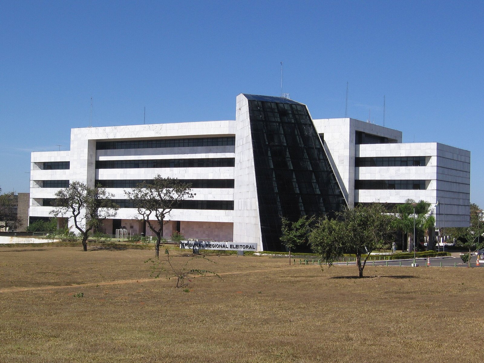 Fachada da sede do Tribunal Regional Eleitoral do Distrito Federal, em Brasília, com letreiro com o nome do tribunal