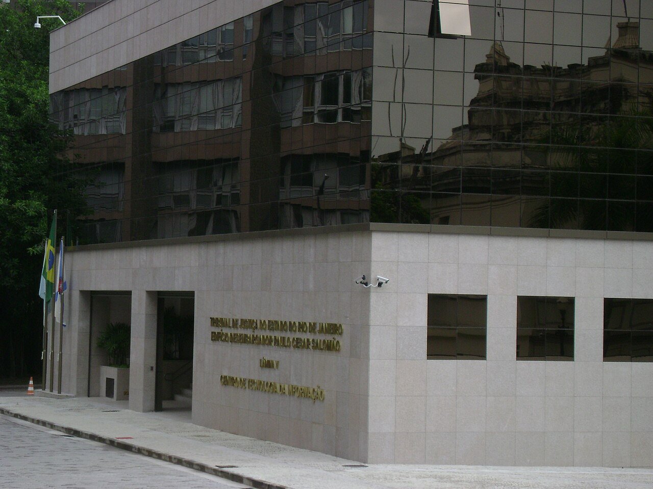 Fachada de edifício do Tribunal de Justiça do Estado do Rio de Janeiro, com bandeiras na entrada
