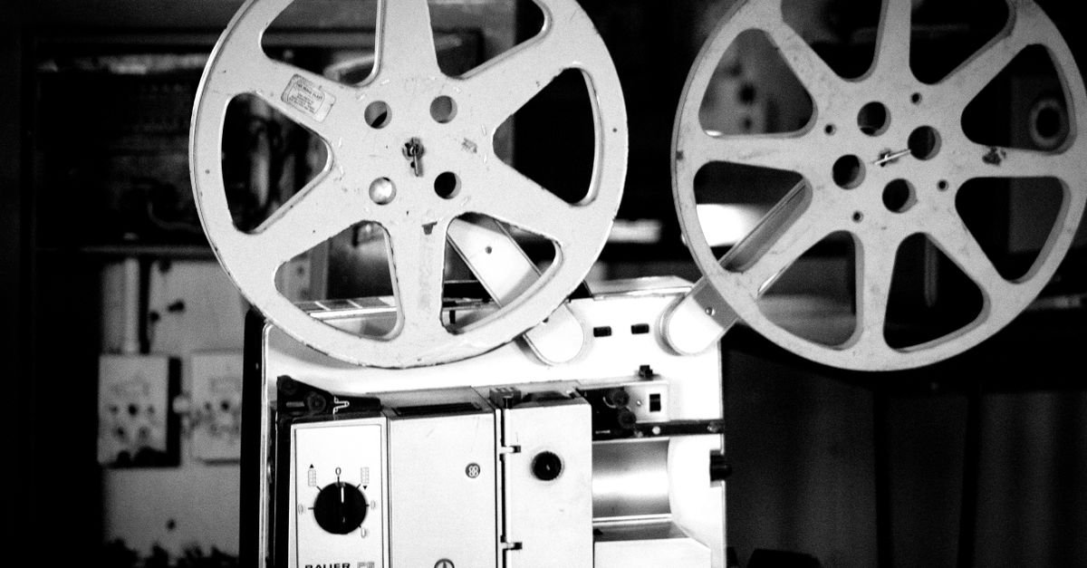 Projetor de cinema com duas bobinas de filme, em imagem em preto e branco
