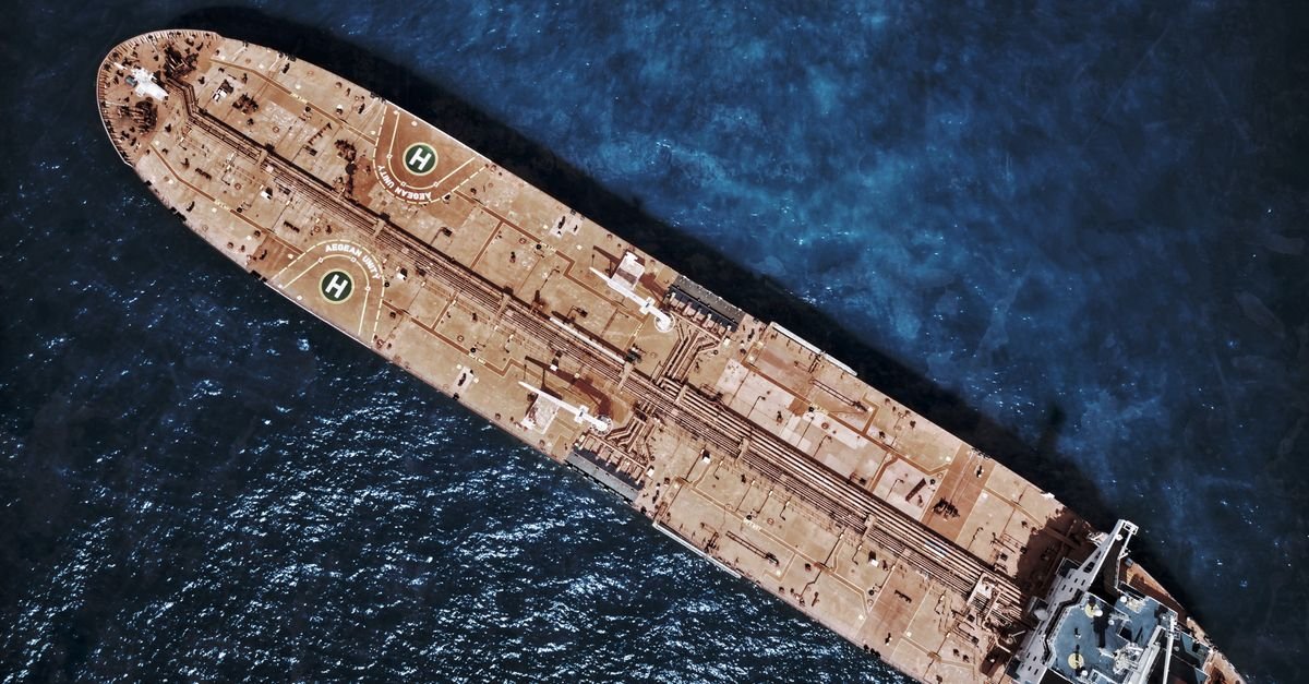 Vista aérea de um navio petroleiro de grande porte navegando em mar aberto