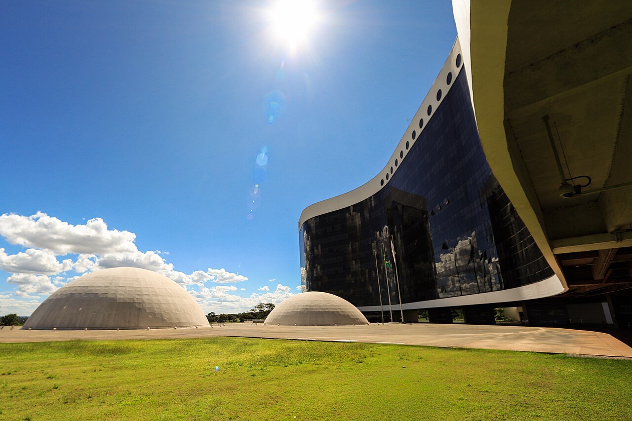 Sede do Tribunal Superior Eleitoral, em Brasília, com as cúpulas do plenário e a fachada de vidro do edifício