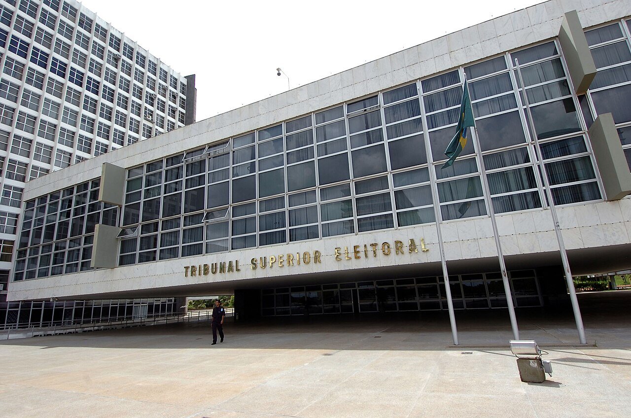 Fachada do edifício do Tribunal Superior Eleitoral, em Brasília, com o letreiro do tribunal