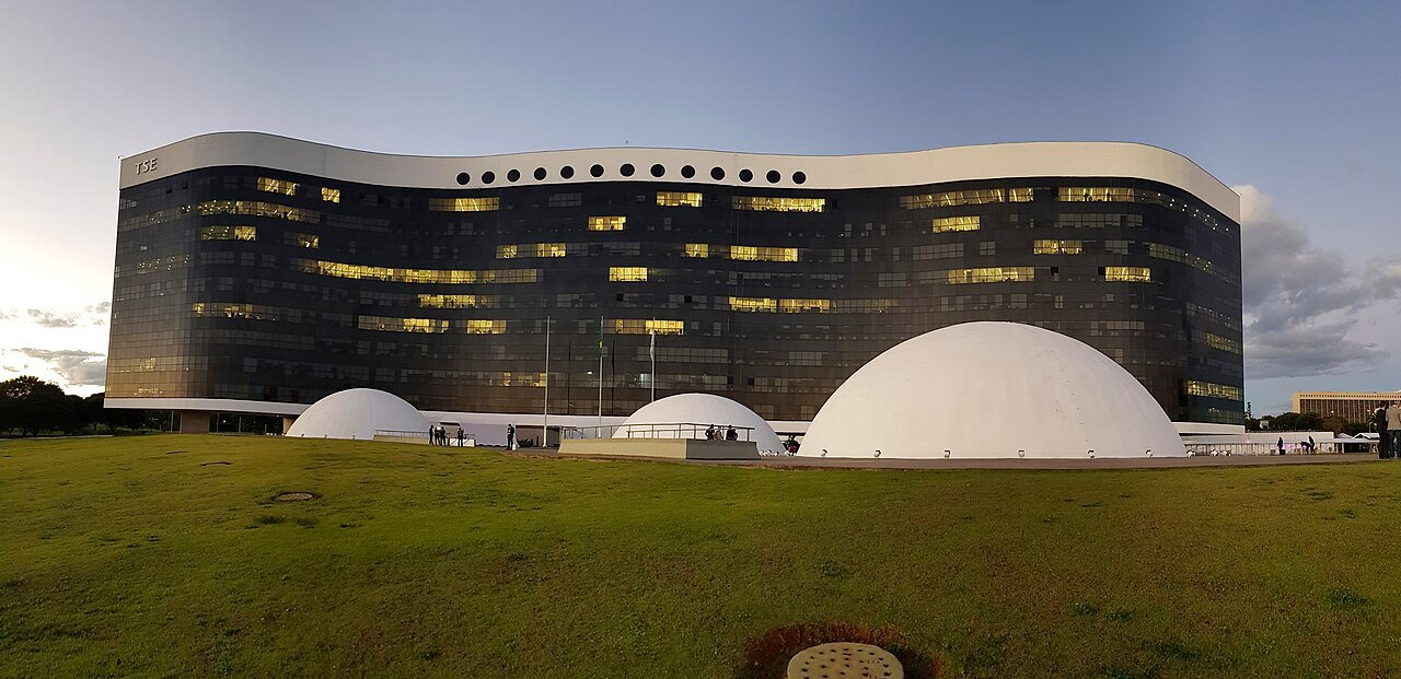 Fachada do Tribunal Superior Eleitoral, em Brasília, ao entardecer