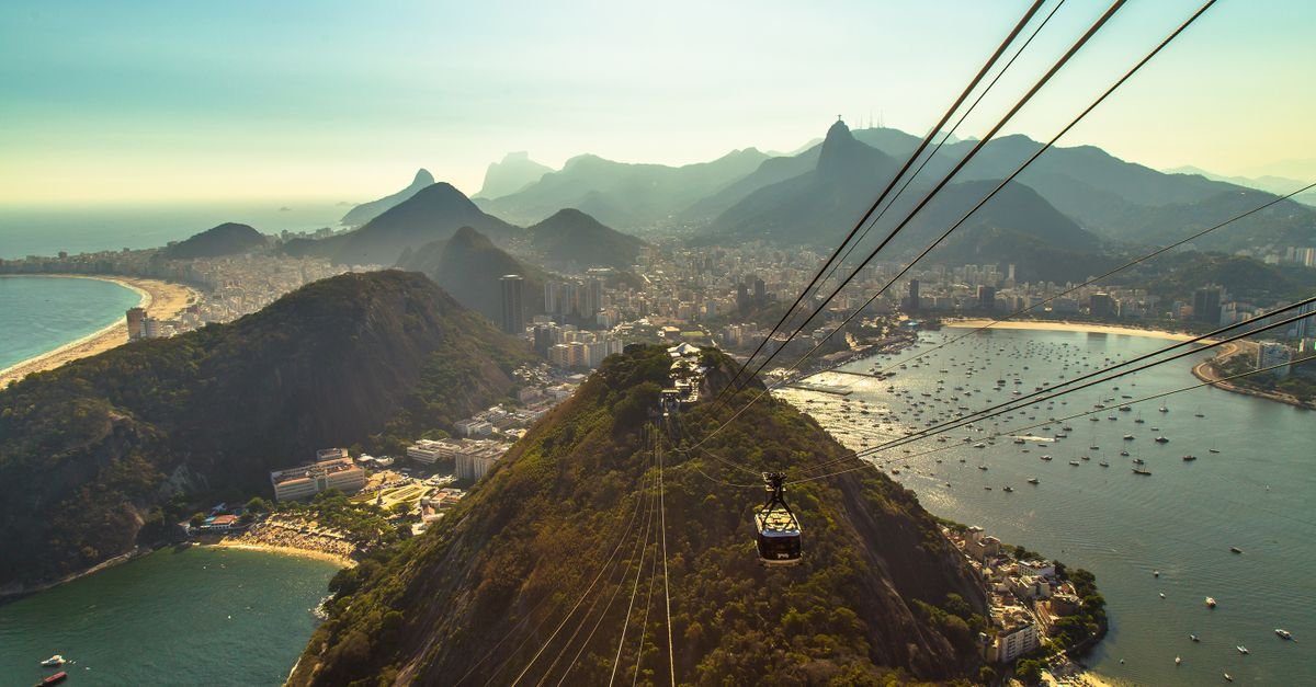 Vista aérea do Pão de Açúcar e da orla do Rio de Janeiro com bondinho
