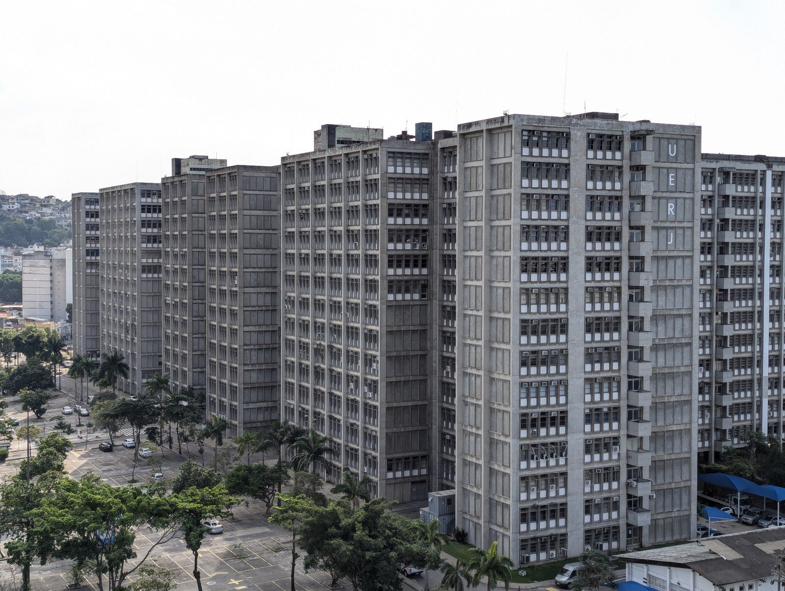 Prédios do campus Maracanã da Universidade do Estado do Rio de Janeiro, com as letras UERJ na fachada
