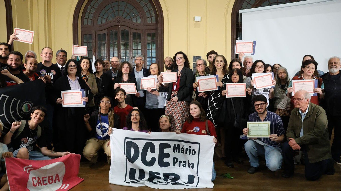 Familiares e homenageados exibem diplomas postumos em cerimonia da UFRJ no Rio de Janeiro