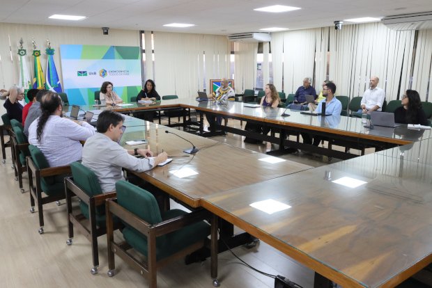 Reunião do comitê da UnB de enfrentamento aos efeitos do El Niño em sala com mesa em U