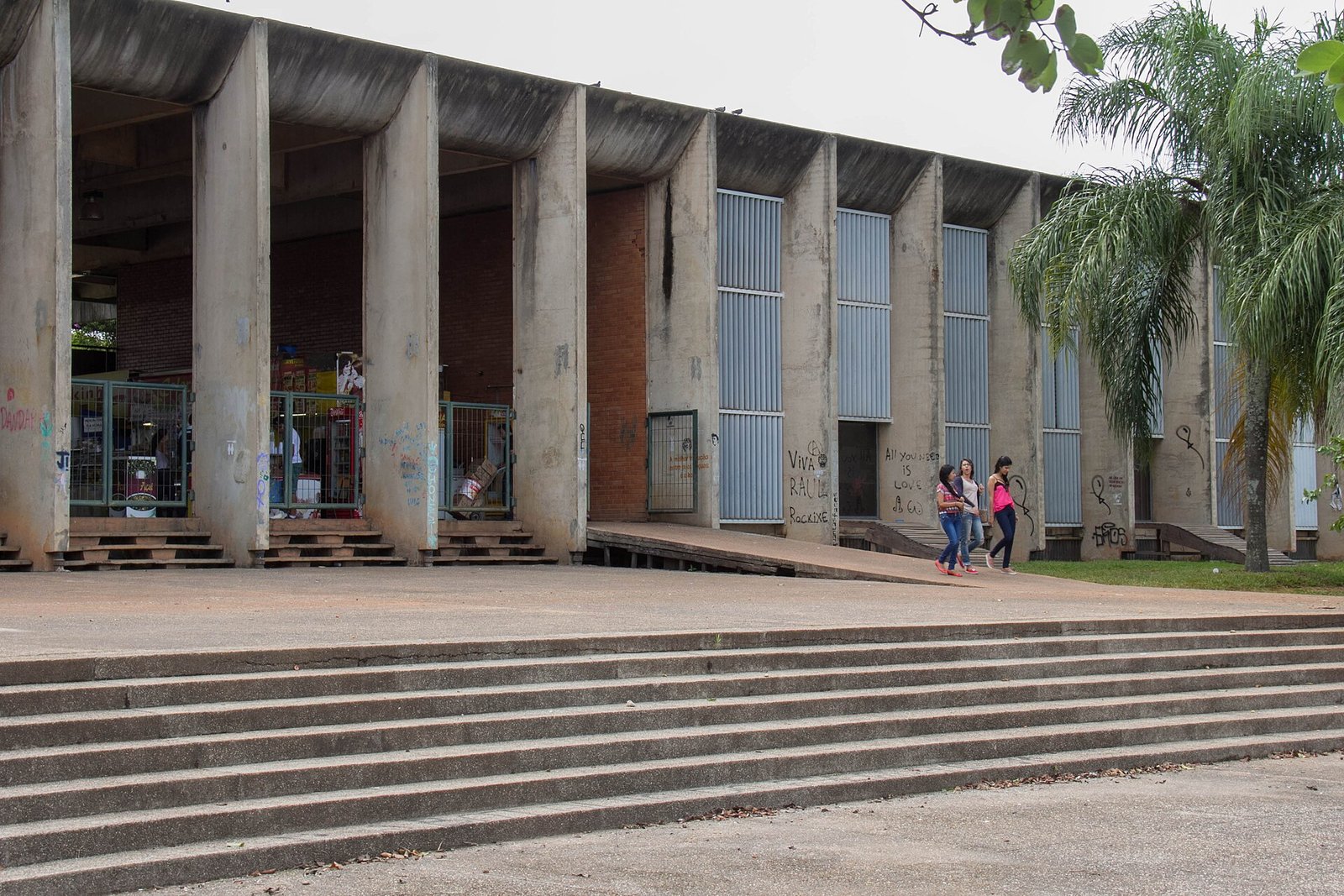 Estudantes caminham diante do Instituto Central de Ciências, no campus Darcy Ribeiro da UnB