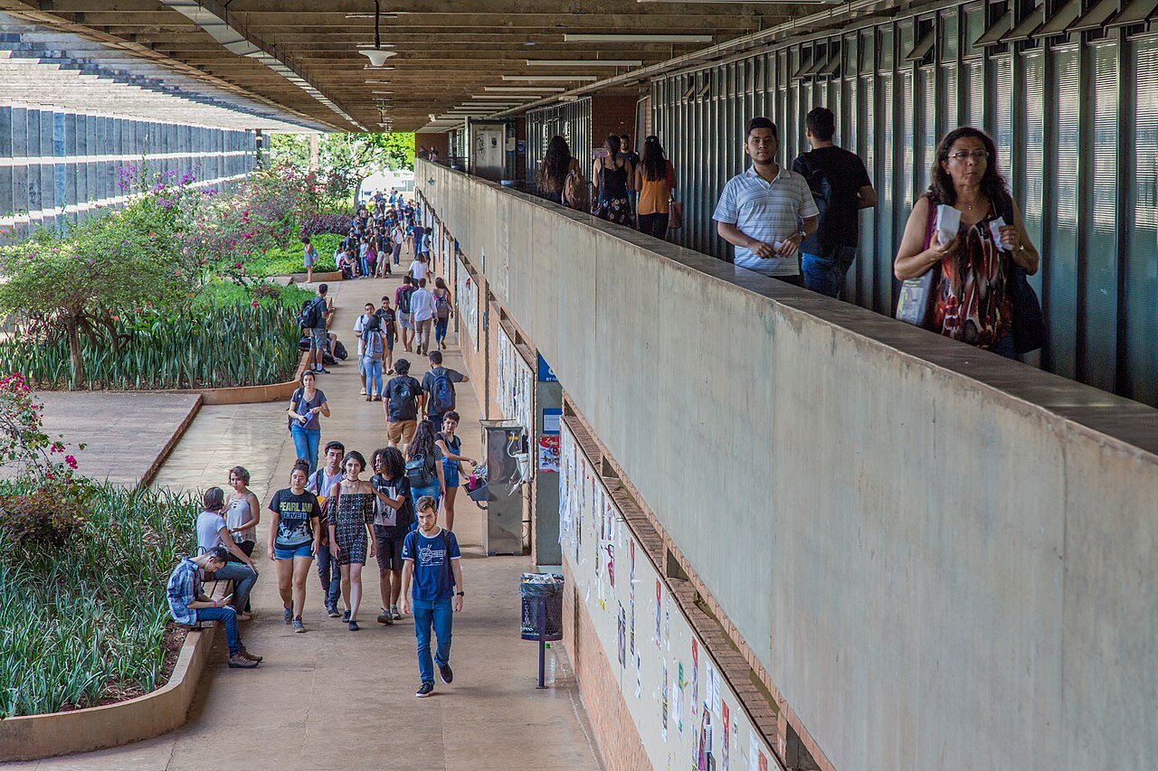 Estudantes caminham pelo corredor do Instituto Central de Ciências, o ICC, no campus Darcy Ribeiro da UnB