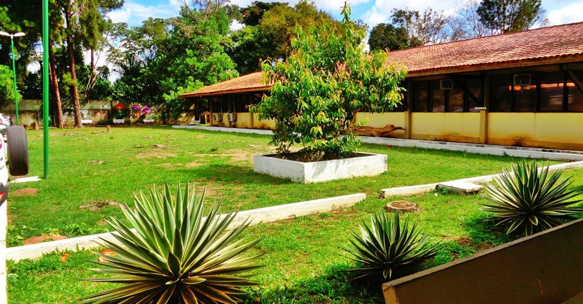 Área externa de campus da Universidade Federal do Amapá, com prédio térreo e jardim