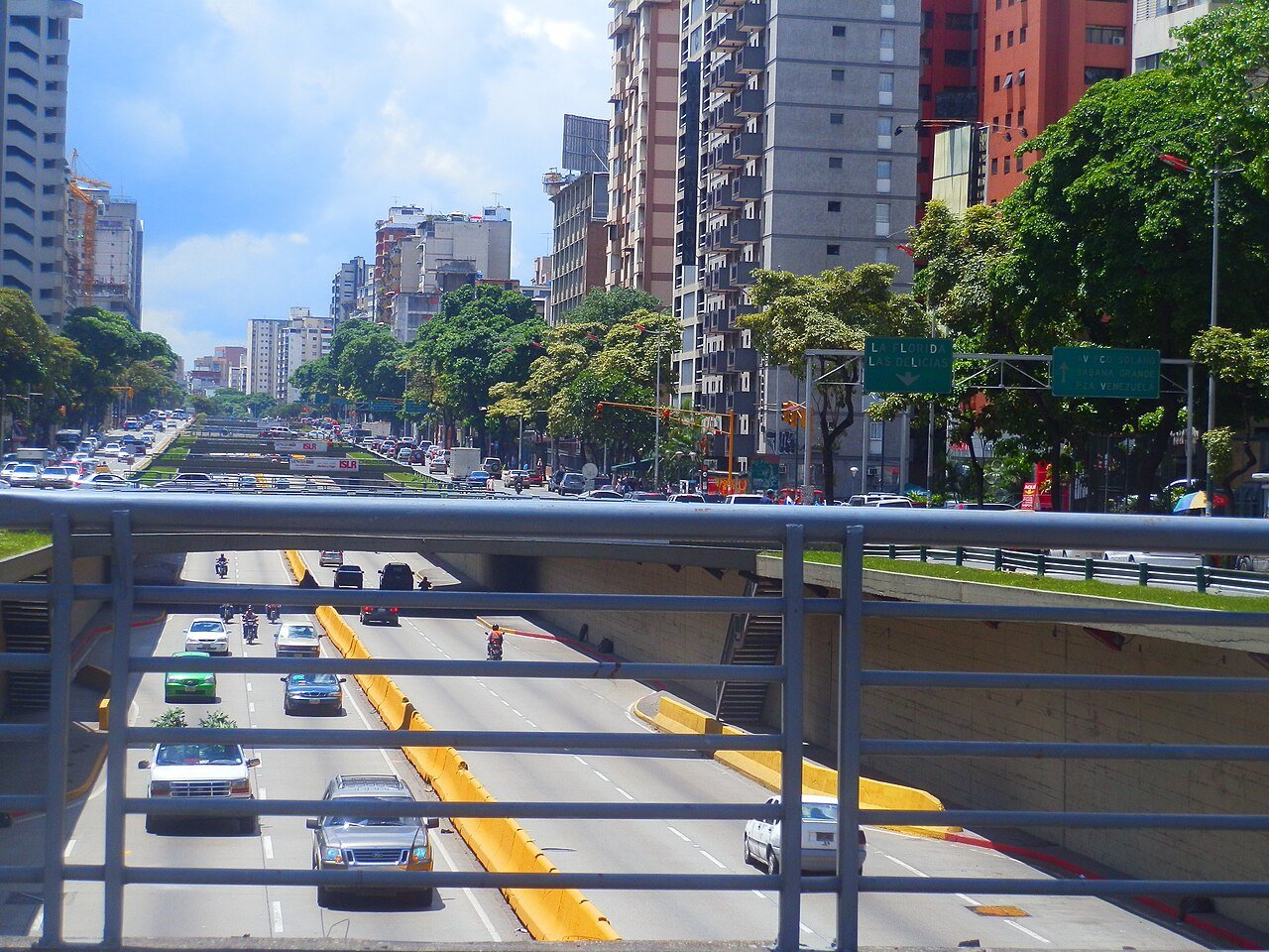 Vista da Avenida Libertador, em Caracas, na Venezuela, com prédios e trânsito