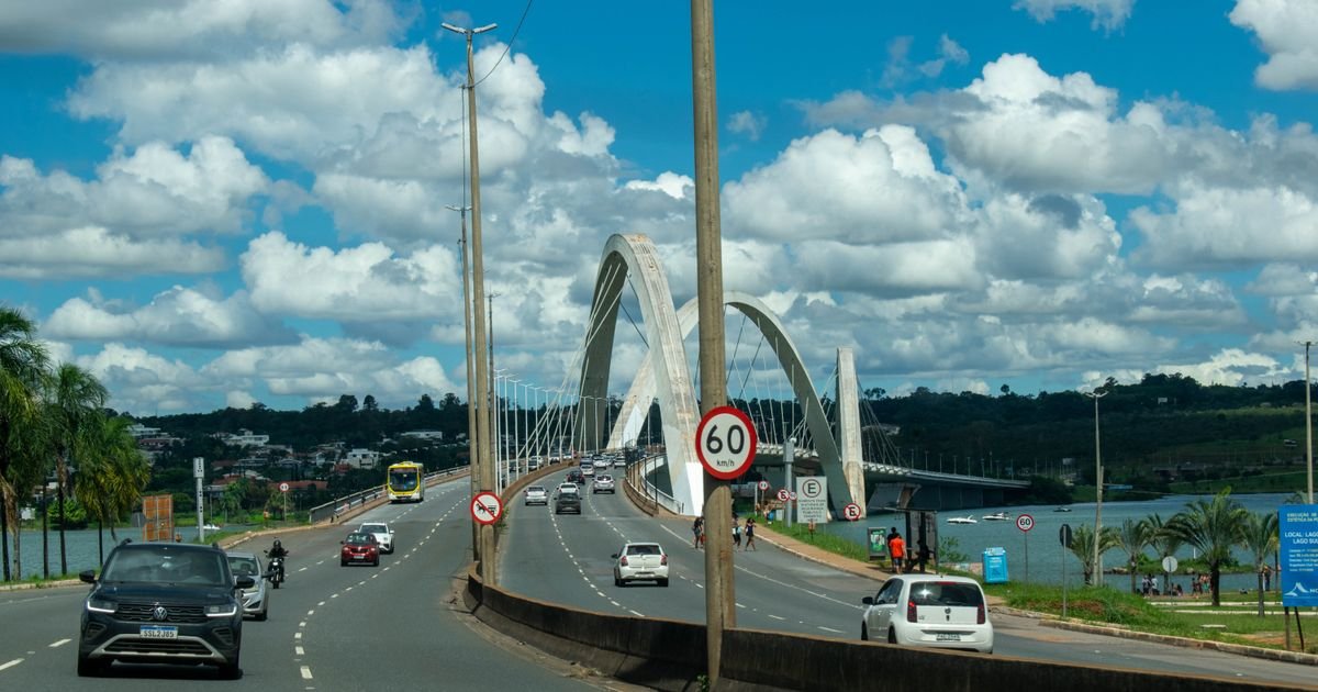 Veículos trafegam em direção à ponte JK, em Brasília, com placa de 60 km/h na via