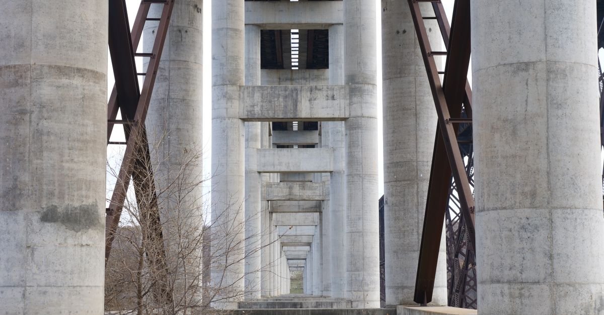 Pilares de concreto sob a estrutura de um viaduto urbano