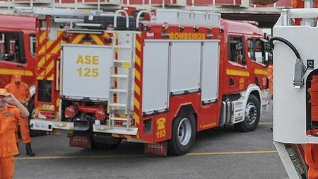 Viaturas do Corpo de Bombeiros Militar do Distrito Federal estacionadas em pátio